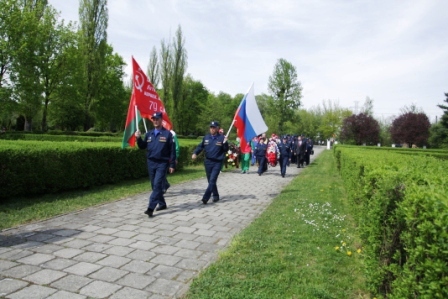 Цветы к мемориалу во Вроцлаве и слезы по поводу трагедии в Хатыни