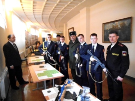 Ветераны ВДВ встретились с курсантами клуба «Юный автомобилист»