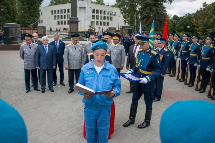 Первому отряду воронежских юнармейцев вручен флаг