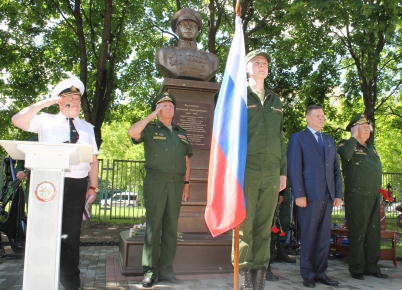Бюст главнокомандующего ВМФ СССР Николая Кузнецова первым появился на Аллее Героев