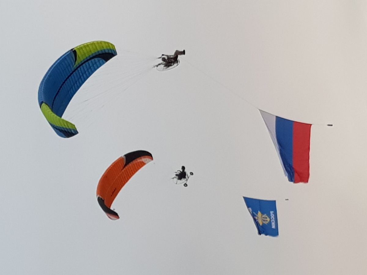 В День России досаафовцы Кубани развернули флаги в небе