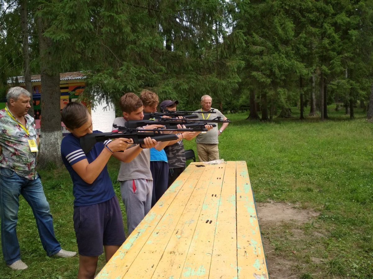 Активисты ДОСААФ и «Юнармии» приехали в загородный лагерь