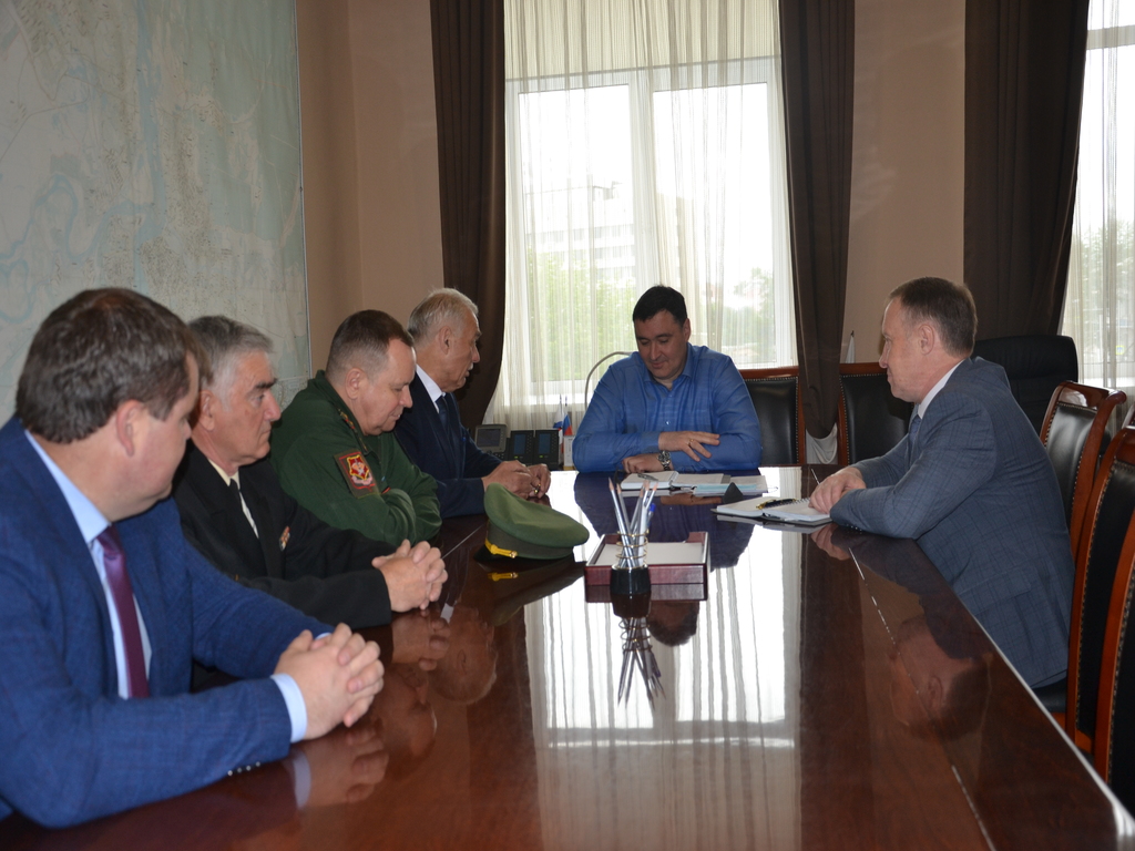Рабочая встреча руководителя ДОСААФ Прибайкалья и мэра Иркутска