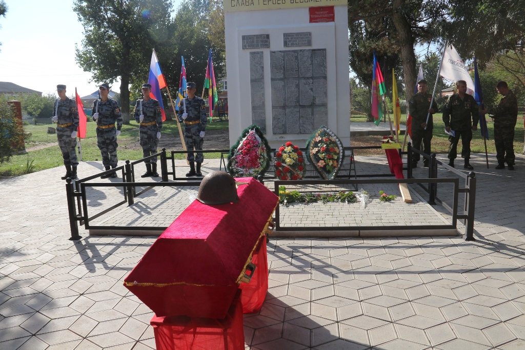 Четырех неизвестных советских воинов захоронили в Темрюкском районе Кубани