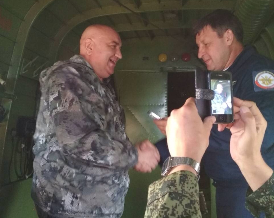 Медали «Петр Нестеров» вручили в небе на борту «Ан-2»