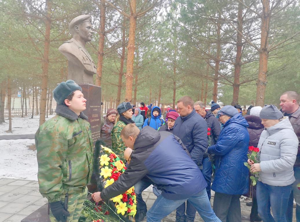 Открыт бюст героя-десантника Сергея Козлова