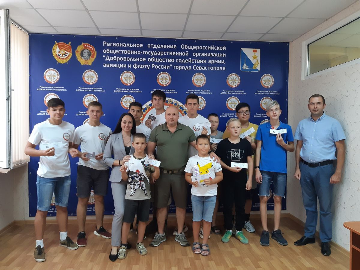 Юные севастопольские стрелки получили знаки ДОСААФ