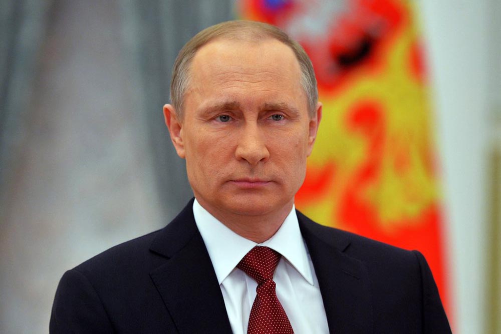 Председатель ДОСААФ России А.Колмаков поздравляет В.Путина с переизбранием на пост Президента РФ