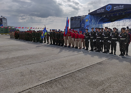 Юнармейская эстафета военно-патриотических клубов прошла под Псковом