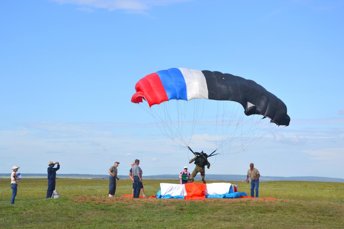 Иркутская область: мемориальные соревнования парашютистов и  экспедиция поисковиков