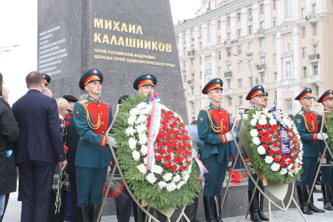 ДОСААФ приняло участие в открытии памятника Михаилу Калашникову