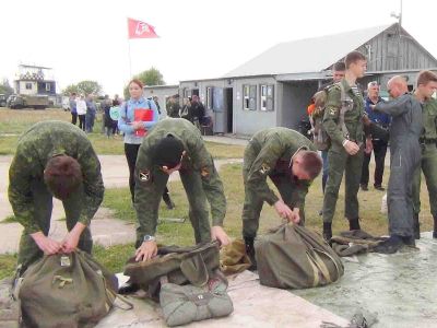Липецкие юнармейцы посвятили парашютные прыжки Дню Воздушного флота