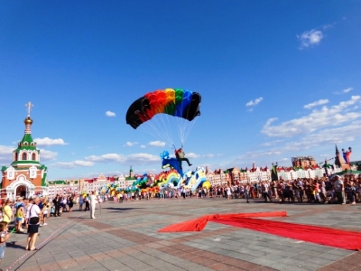 Юбилей клуба в Йошкар-Оле встретили парашютными прыжками, показательными выступлениями и песнями