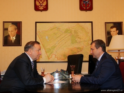 Председатель ДОСААФ России Александр Колмаков встретился с губернатором Алтайского края Александром Карлиным