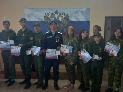 Ребята из ВСК «Бастион» ДОСААФ из Феодосии получили сертификаты участников Вахты Памяти - Пост №1