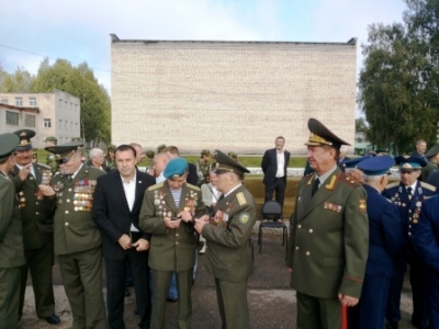 Досаафовцы Санкт-Петербурга поздравили десантников с высокой наградой