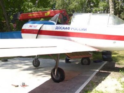 Самолёт Як-52 пополнил музей под открытым небом возле здания ДОСААФ в Пензе