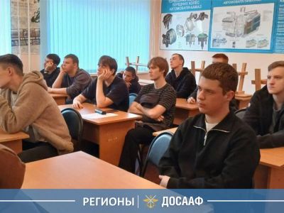 Участник СВО встретился в Саратовской области с курсантами Балаковской автошколы ДОСААФ