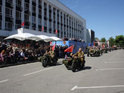Колонна автомобилей и мотоциклов венных времен кубанского ДОСААФ открыла Парад Победы в Краснодаре