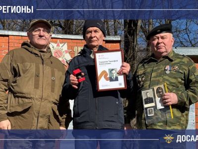 Поисковики вернули боевой орден потомкам героя