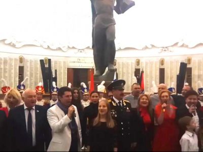 Тысячи человек исполнили гимн России в Музее Победы