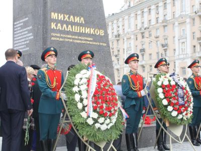 ДОСААФ приняло участие в открытии памятника Михаилу Калашникову