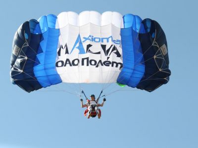 В Севастополе парашютисты разыграли кубок ДОСААФ России