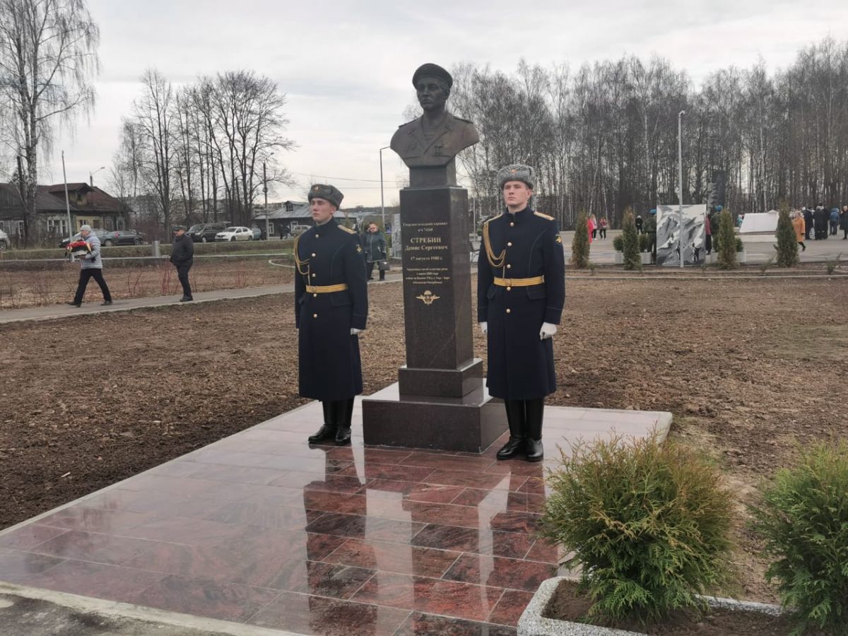 Николай Стаськов открыл памятник погибшему бойцу 6-й роты псковских десантников в Конаково