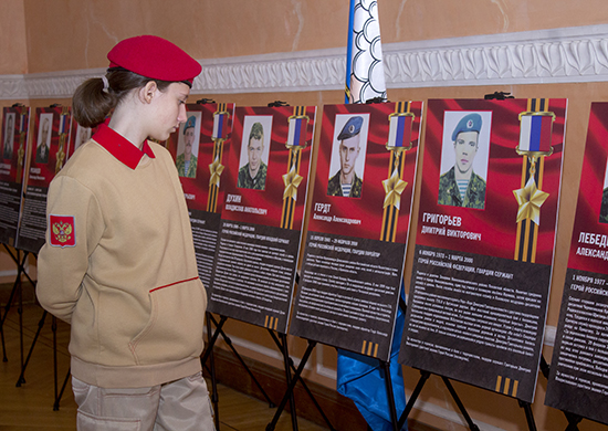 Выставка памяти 6-й роты псковских десантников открылась в центральном доме «Юнармии»