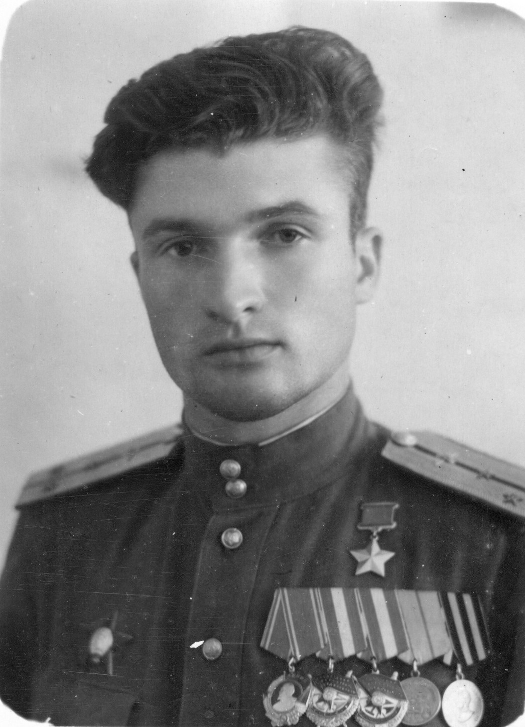 Воспитанники ОСОАВИАХИМА. Герой Советского Союза лётчик-испытатель Василий Луценко.