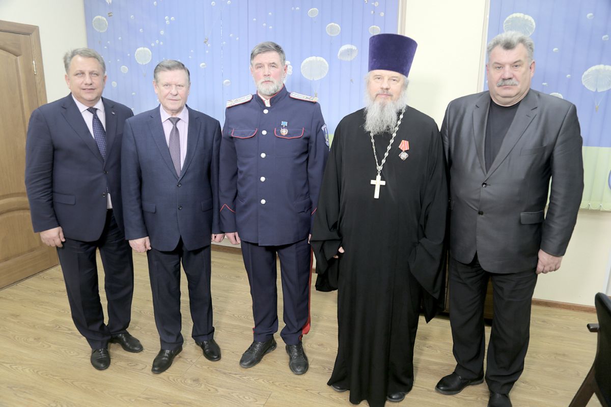 Представители православного духовенства и казачества удостоились наград ДОСААФ России