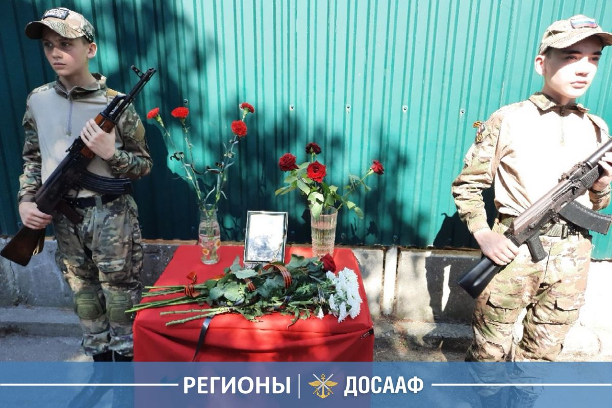 Памяти героя: в Ялте открыли мемориальную доску Руслану Алмазову