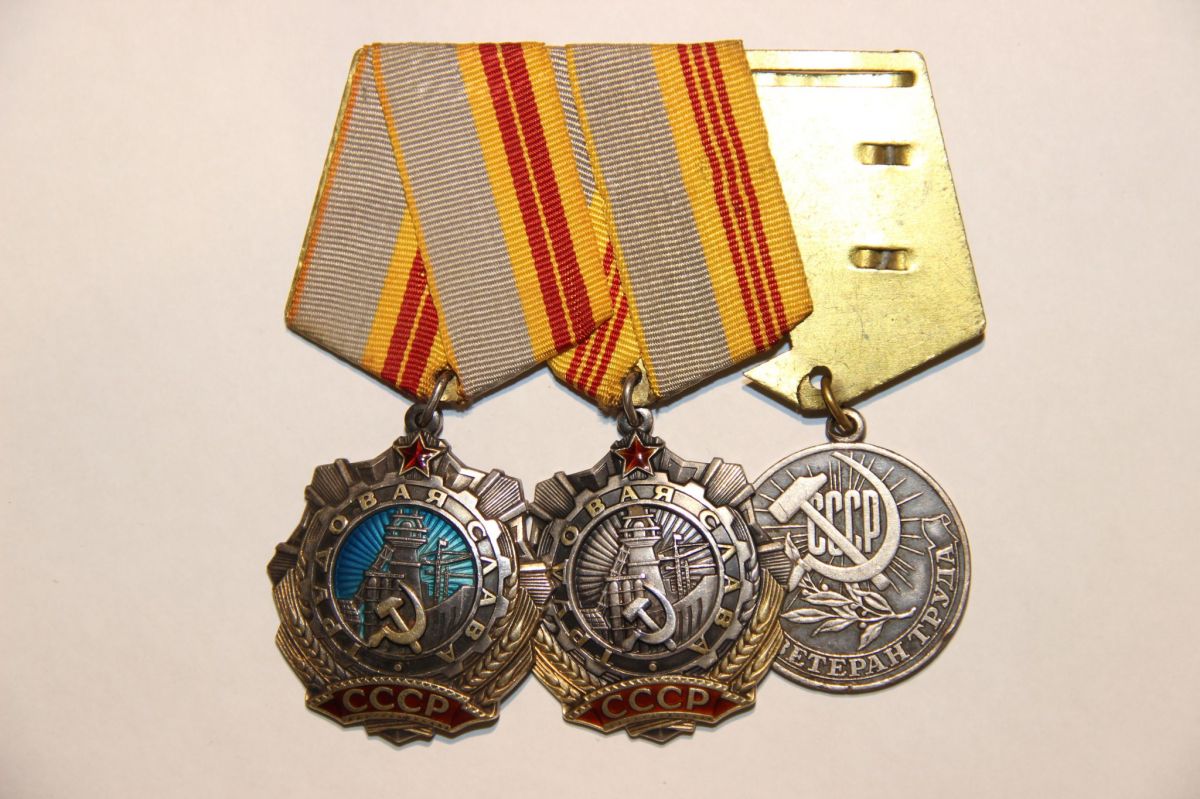 Учрежден орден «Трудовая Слава» и медаль «Ветеран труда»