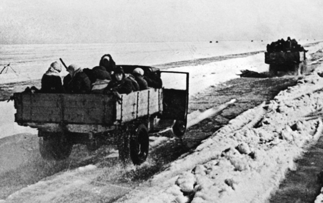 Во время блокады немецкими войсками Ленинграда была открыта «Дорога жизни» на Ладожском озере