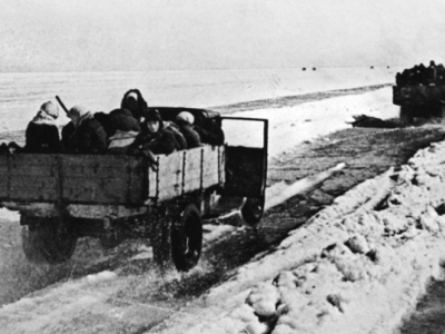 Во время блокады немецкими войсками Ленинграда была открыта «Дорога жизни» на Ладожском озере