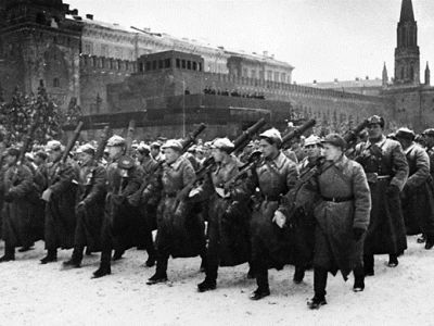 День проведения военного парада на Красной площади в городе Москве в ознаменование двадцать четвёртой годовщины Великой Октябрьской социалистической революцию (1941)