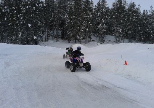 Юные мотокроссмены боролись за победу на снежной трассе