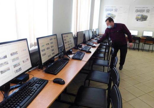 В Калининградской автошколе ДОСААФ появился новый компьютерный класс