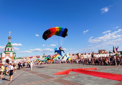 Юбилей клуба в Йошкар-Оле встретили парашютными прыжками, показательными выступлениями и песнями