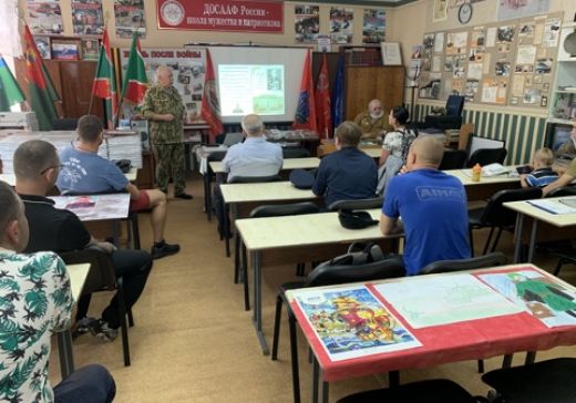 Экскурсанты музея СВО пообщались с ветеранами афганской войны