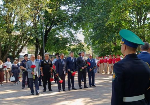 Калининградцы почтили память спецназовцев и мирных граждан