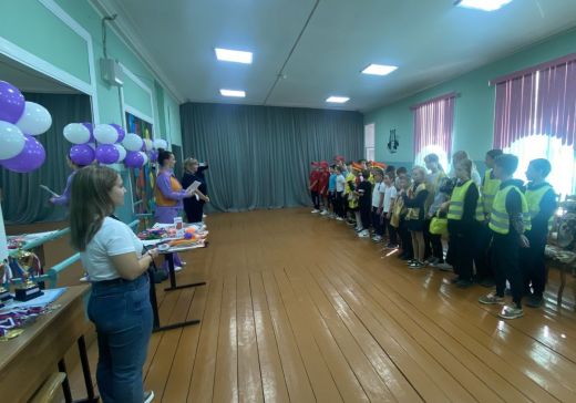 Эти школьники хорошо знают правила поведения на дороге