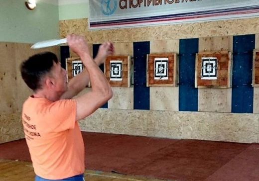 Ножи летят точно в мишень