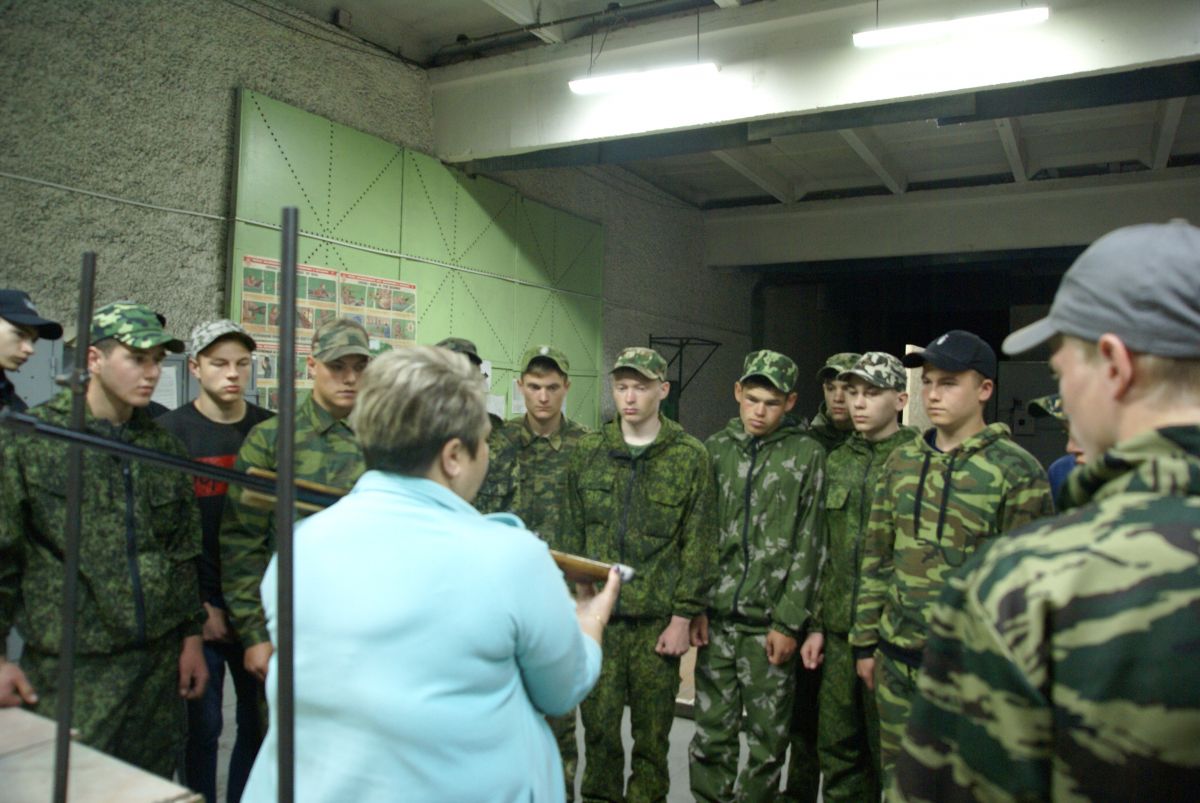 На сборе допризывники осваивали азы стрельбы