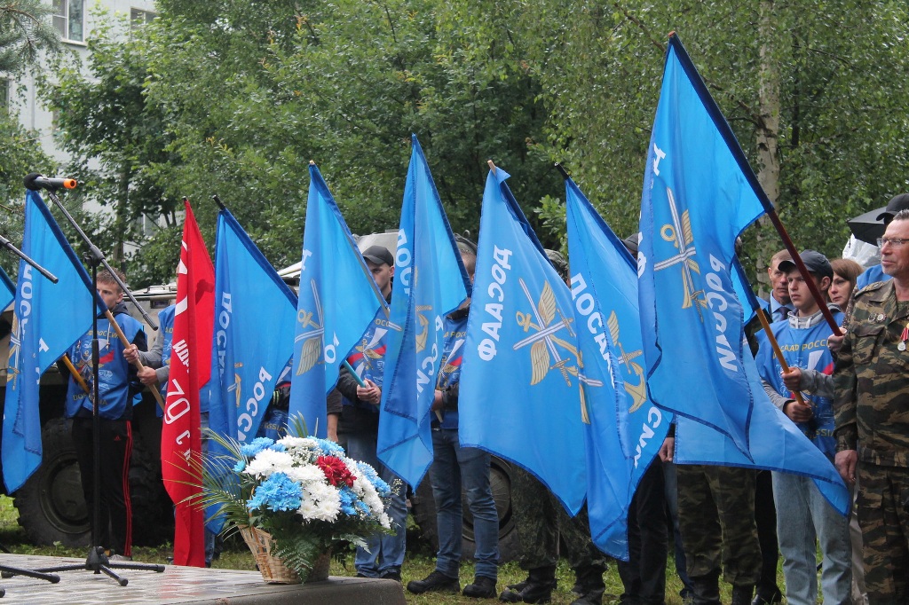 В Старой Руссе открыли бюсты героев-десантников