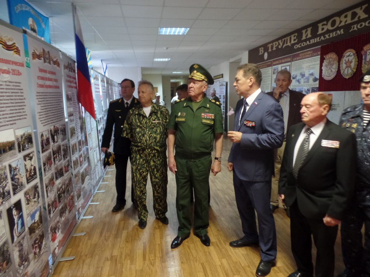 В Астрахани торжественно открыли мемориальную доску герою-летчику