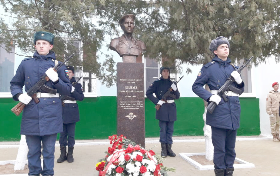 Герой-десантник встал на пост у родной школы