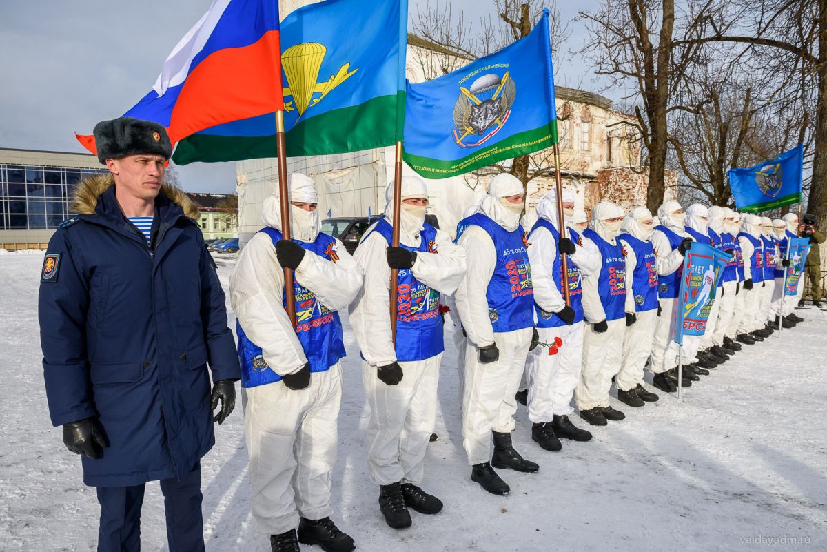 Жители Валдая встретились с воинами-десантниками