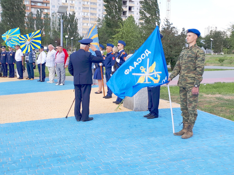 Волгоградские ветераны-авиаторы провели митинг в парке Героев-летчиков