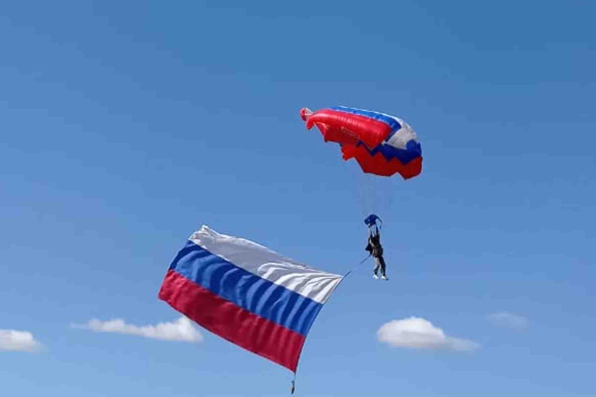 Российский триколор в небе, на земле и воде…